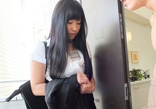 【痴女・保険外交員】「おっきぃの好き♡」営業先で出てきた裸の男を誘ってSEXを楽しむスレンダー巨乳おっぱい清楚美人！