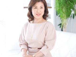 〖四十路熟女〗年齢を感じさせない美しさ こんなに品のある女性が初撮りなんて信じられない