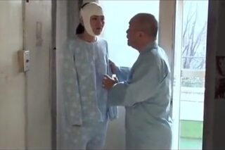 〈エロドラマ〉病院を縦横無尽に動いて愛想を振りまく可愛いお爺ちゃんとか思っていると少女をガブッと猥褻老人でした！ww