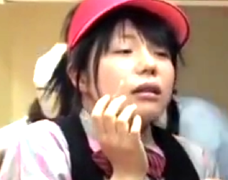 『ながえスタイル』「精液まみれの顔で接客できないわ…」バイト中の美少女を中年男たちが猥褻行為。
