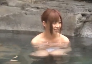 《温泉ミッション》「せ、背中流しますねっ…♥」タオル一枚でスレンダー美乳おっぱいギャルが男湯に入り洗体サービスが卑猥！