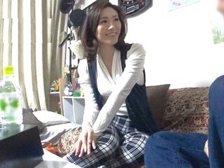 【連れ込み】イケメンにナンパお持ち帰りされた清楚な40代美魔女人妻！年下チンポで不倫セックスするエロ浮気妻を盗撮隠し撮り！