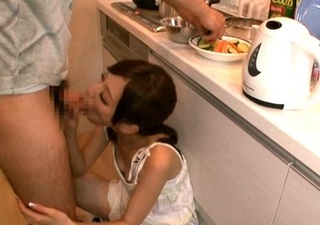 《こっそりエッチ》「おっきぃ♥」スレンダー巨乳おっぱいの超美人彼女が、彼氏の上司が来てるのに、キッチンで痴女ってハメるｗ