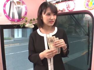 『バレたり…しないですか…』美容部員お姉さんをナンパし公開ディープキス企画！気持ちとは裏腹に徐々に感じてしまい…【MM便】