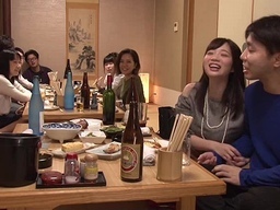 同窓会で10年ぶりの再会！人妻となりお酒も飲めるようになった欲求不満若妻がハメを外して…♡