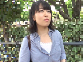 色白美肌で清楚な雰囲気の奥様ナンパして車連れ込み…最新マッサージ器のモニターと謳い電マで悪戯したら発情して他人棒ハメ！