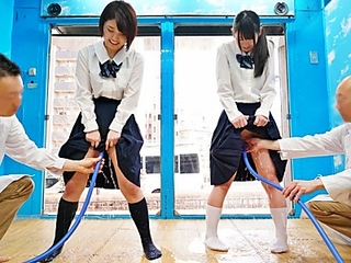 ≪素人ナンパ≫医療行為とだましておっぱいマッサージｗ制服のスレンダーＪＫたちが大人チンコに敗北ｗ