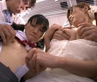 愛する娘と一緒に性被害！鬼畜集団から逃げられず中出しされる美人妻
