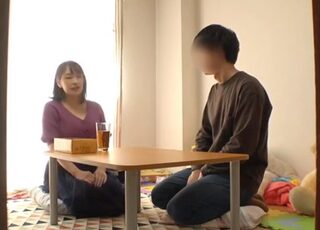 〈人妻盗撮〉気さくなママ友の好意を仇で返すため盗撮カメラセットOK！引き込みOK！クズww