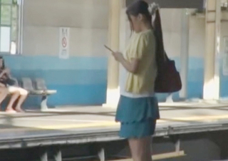 【電車・痴ｶﾝ】「いやっ！触らないでっ！」スレンダー巨乳おっぱいロリ美少女がイキ潮お漏らしアクメ！膣内射精されちゃうｗｗ