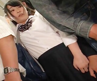 〖痴漢電車〗逃げられない満員電車内で鬼畜行為！ゲスの餌食になる女子校生の姿に股間がずぶ濡れの美人ＯＬはｗｗｗｗ