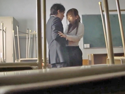 アイドル的存在の人妻女教師が彼女を想う過去の教え子との再会に、一線を越えてしまう！