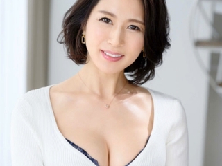 〈美魔女〉40代の色気たっぷりな人妻と3P！セクシーなおばさまに肉棒を咥えさせたり膣穴をガン突きしたり