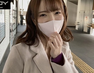 透き通るような白い肌と形のいい大きな胸！こんな娘と不倫旅行へ行きたい！