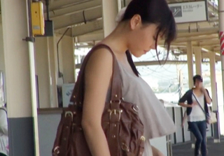【電車チカン】「いぐっ！いぐぅぅ♡」清楚美人・巨乳おっぱいお姉さんが手マンでイキ潮！ローターと肉棒同時挿入で痙攣イキ！