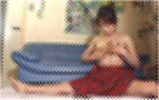 変態女子校生のスカトロプレイ動画。うんこして体に塗って、ローターオナニーで喘ぎながら食糞！