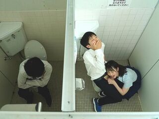 『めっちゃびんびんやで♡』男子トイレの個室で関西弁のjk制服美少女が肉棒弄ぶ⁉声我慢させながら痴女手コキ＆フェラ抜き射精‼