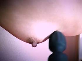 【個人撮影】電マを使ったおっぱいマッサージでの彼女の反応や喘ぎ声がドエロすぎる素人カップル投稿映像！