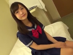 「恥ずかしいよぅ」セーラー服姿の可愛い娘がピンク色したHなマン●をクパァっと拡げて濃厚ハメ撮りSEX