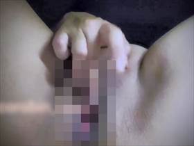 無修正・自画撮り 接写で丸見えのマンコがエロス！人妻の昼下がりの指オナ投稿動画っす