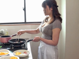 母親のいない男だらけの家庭にやってきた100cm超え巨乳のプロお母さん