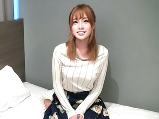 【素人ナンパ】「現状を見る？」オチンチンが勃たなくなったという男性のお悩み解消に協力をするギャルお姉さん！