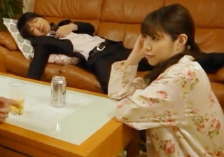 《同僚の奥さん》「こ、こまる…♡♡」スレンダー美乳おっぱいの綺麗な人妻と旦那の寝てる横でイチャラブし、部屋で中出しｗ