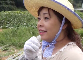 ムチムチぽっちゃり豊満な爆乳おっぱいの農家のおばさんが竿師チンポに恍惚うっとり～欲求不満ぎみの五十路熟女を3P輪姦中出し