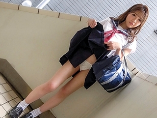 【冨安れおな】「そんなの見せられたらもう私ぃ…♡」ヤリマンギャル美少女JKとハメ撮り中出しセックス！