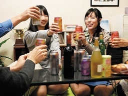 コ□ナでの宅飲みも危険！バイト仲間たちが数人集まった宅飲み会で泥酔→中出し乱交に♥