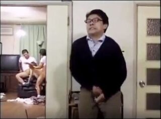 〈エロドラマ〉妻が２人の業者相手にさんぴーヤっている！しかしそれは夫の差し金！覗いて興奮の夫はビンビン！変態やんww