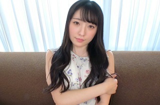 蕎麦屋で働く清楚系ルックスなエロカワ女子が見つめながらデカマラ丁寧に舐めまわす生フェラご奉仕