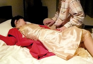 【睡眠姦】「んん」家の前で泥酔睡眠してるドレス姿の美人ギャルお姉さんを連れ込んで意識朦朧状態なのにオカしちゃうｗ