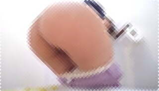 トイレに入って来るなりゲロをびしゃ！⇒ズボンを下ろして水下痢ぴゅっぴゅ。体調悪すぎ女性ｗ