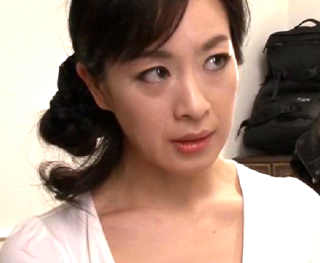 『45歳人妻が夫に浮気されオナニー三昧、それを見た息子は…篠宮千明』「母さん…僕でよければ…」