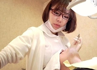 【深田えいみｘ歯科衛生士】「勃起しちゃいました？♡」知的メガネのスレンダー巨乳おっぱいお姉さんに治療中に勃起して…
