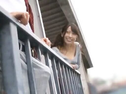 隣に住む学生さんが興奮していることに気付き誘惑する若奥様