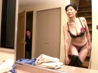 【母子相姦】五十路美熟女な母親の高身長でエロ巨乳な身体に我慢出来ず…息子に無理やり迫られて絶倫ピストンの中出しで痙攣絶頂