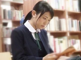 静かな図書館で大人しそうな制服娘に突然襲い掛かる鬼畜野郎 恐怖で助けも呼べない