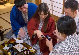 《人妻NTR》「だ、だめですぅ♥」お酌をせまられ、スレンダー巨乳おっぱい美人奥様がみんなの性欲処理・肉便器にされるｗｗ