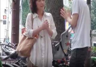 人妻ナンパ「あ、はい…♡」還暦間近のムチムチ巨乳おっぱいの素人美魔女・美熟女おばさんを謝礼が出ると口説いてセックスんへ！