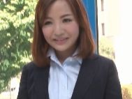 【マジックミラー号】おパンツ見えそうなタイトスカートのデカ尻OLお姉さんに声をかけて着衣ストレッチからセックス