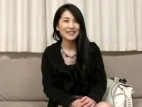 アンケートを装いナンパした真面目そうな人妻をなし崩し的にその気にさせて中出しに成功！