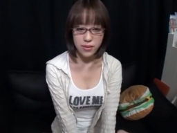 地味だけど実は隠れ巨乳でクビレ腰のどエロい身体でチンコ狂いのデパ地下の売り子さんがAV初出演
