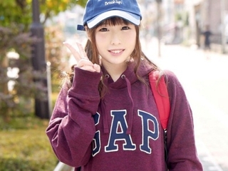 《MM》ロリカワな18歳のJD一年生をナンパして童貞男子と手コキやフェラ♥♥実は男優でバックでピストンされて中イキ連発