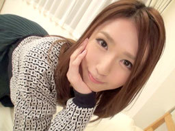 美容部員として働く美女！生活が苦しくてAVに出演してお小遣い稼ぎ