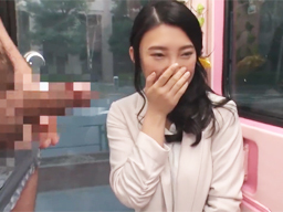 働き詰めの知的女子は性欲を溜めまくってしまっている？ナンパされて発情！