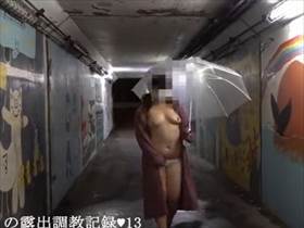 個人撮影とあるカップルが記録した雨降りに彼女に全裸で外を歩かせてる動画がリアルにエロス