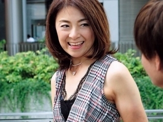 〖熟女ﾅﾝﾊﾟ〗清楚で長身の50代マダム 熟れたAカップボディがイヤらしい