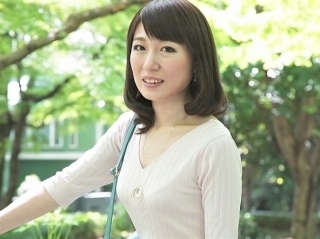 〖初撮り人妻〗日頃の欲求不満を解消したい熟女が出演決意 背徳の中出し交尾
